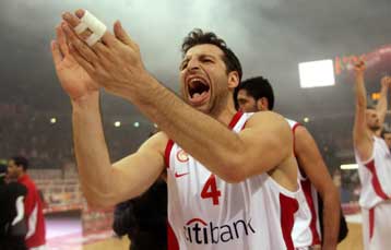 «Κοιτάμε μπροστά, στο πρωτάθλημα» είπε ο Παπαλουκάς