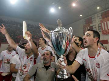 Κοκκίνησε η κορυφή μετά από έξι χρόνια, νταμπλ μετά από οκτώ