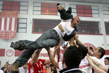 Παραμένει «ερυθρόλευκος» ο Κρίστιανσον, ανέλαβε την ευθύνη ο Λεώνης