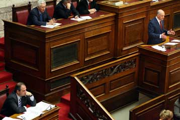 Ανάβει η προεκλογική μάχη με ομιλίες Καραμανλή και Παπανδρέου