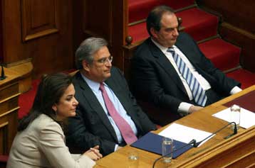 «Προεκλογική» σύγκρουση κορυφής στη Βουλή με φόντο την οικονομία και τη νεολαία