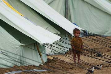 Ένα εκατομμύριο εκτοπισμένοι από την εμπόλεμη ζώνη του Πακιστάν
