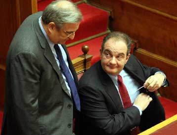 Εσοδα στο ναδίρ, δαπάνες στο ζενίθ ο απολογισμός του πρώτου τριμήνου