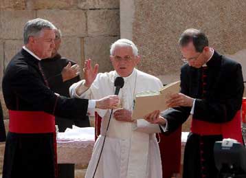 Την «ιδεολογική χειραγώγηση της θρησκείας» κατήγγειλε ο Πάπας Βενέδικτος