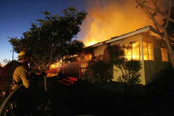 Δεκάδες χιλιάδες εκκενώνουν τη Σάντα Μπάρμπαρα λόγω της τεράστιας πυρκαγιάς