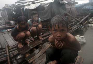 Δεκάδες νεκροί και αγνοούμενοι από τυφώνα που σάρωσε τις βόρειες Φιλιππίνες