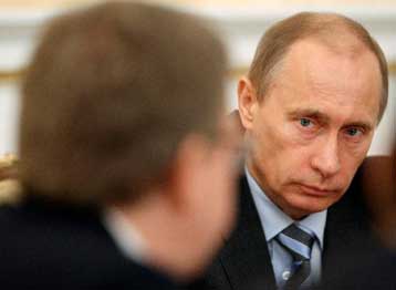 Καυτηριάζει ο Πούτιν τα «παιχνίδια πολέμου του ΝΑΤΟ» στη Γεωργία