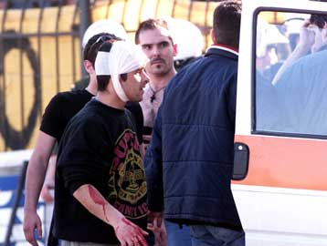 Επεισόδια μεταξύ οπαδών Αρη και ΠΑΟΚ με δέκα τραυματίες και υλικές ζημιές