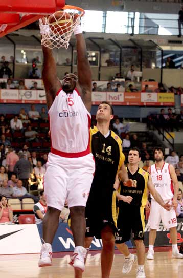 Εύκολη νίκη του Ολυμπιακού επί του Αμαρουσίου και θετική επανεμφάνιση «Σόφο»