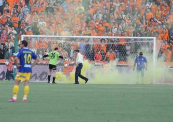 Διακοπή λόγω ρίψης αντικειμένων στο ντέρμπι του φινάλε ΑΠΟΕΛ – Ομόνοιας