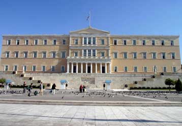 Κορυφώνεται η πολιτική σύγκρουση με αφορμή το πρόωρο κλείσιμο της Βουλής