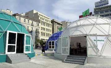 Τα περίπτερα των κομμάτων για τις ευρωεκλογές στο κέντρο της Αθήνας