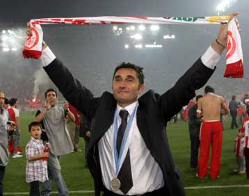 Αντικρούει από το Βιετνάμ τα σενάρια ο Βαλβέρδε