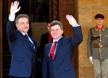 Με υποσχέσεις για καλύτερες σχέσεις με την Ελλάδα ανέλαβε ο νέος πρόεδρος της ΠΓΔΜ