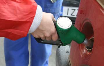 Προς συμφωνία ΥΠΑΝ-βενζινοπώλες για τους αυτόματους πωλητές στα πρατήρια
