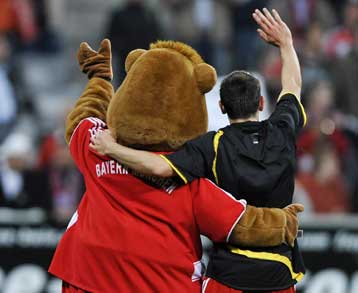 Χέρι-χέρι στην πορεύονται Βόλφσμπουργκ και Μπάγερν Μονάχου