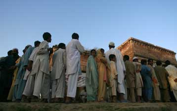 Έκκληση για βοήθεια στους εκτοπισμένους πολίτες από τον πρόεδρο του Πακιστάν