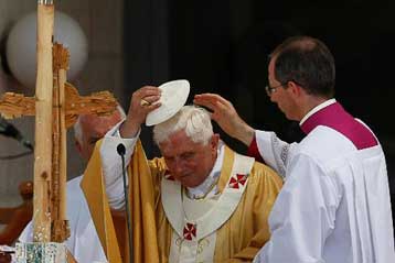 Ο Πάπας αναγκάστηκε να ενταχθεί στη χιτλερική νεολαία, λέει τώρα το Βατικανό