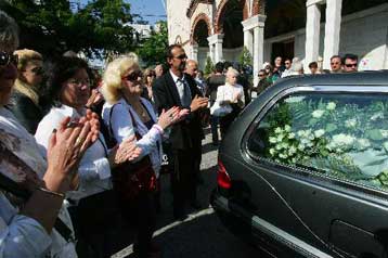 Αποχαιρέτησε όλη η Ελλάδα τον «πατέρα» του Καραγκιόζη, Ευγένιο Σπαθάρη