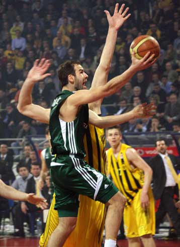 Με το ένα πόδι στους τελικούς ο Παναθηναϊκός, 66-53 τον Αρη και 2-0