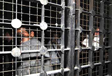 Το κράτος εξωθεί τους μετανάστες στην παρανομία, τονίζει ο Συνήγορος του Πολίτη