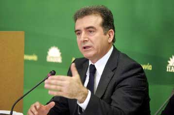 Η κυβέρνηση «κλείνει τα μάτια» απέναντι στο «καρτέλ στο τραπεζών», λέει το ΠΑΣΟΚ