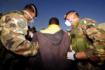 Πέρασε από την Βουλή το αμφιλεγόμενο πακέτο Μπερλουσκόνι για τη μετανάστευση