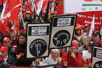 Διαδηλωτές σε Βερολίνο και Πράγα υψώνουν φωνή για εργασιακή ασφάλεια