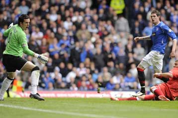 Η Ρέιντζερς πέρασε στην κορυφή, ελπίζοντας σε «στραβοπάτημα» της Σέλτικ