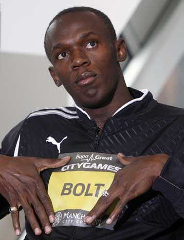 Ο Μπολτ εγκαταλείπει την κούρσα «μιας ανάσας» για το παγκόσμιο ρεκόρ στα 400μ.