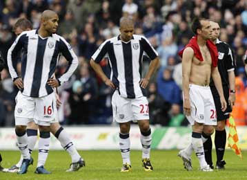 Η Λίβερπουλ διατηρεί το προβάδισμα για τη δεύτερη θέση, υποβιβάσθηκε η Γουέστ Μπρομ