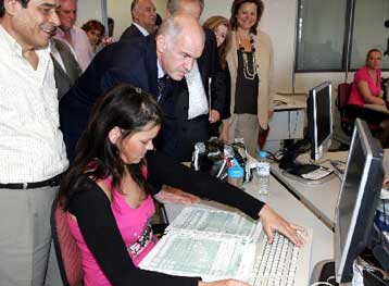 Δίκαιο φορολογικό σύστημα και διαφάνεια υπόσχεται ο Γ.Παπανδρέου