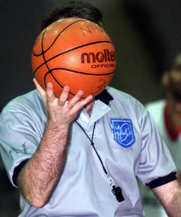 Οι διαιτητές των δύο πρώτων αγώνων στα πλέι οφ του μπάσκετ