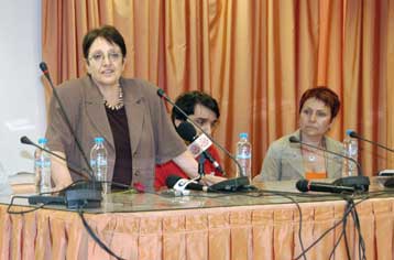 Το ΚΚΕ δεν θα ανταλλάξει ευρωψήφους με καρεκλίτσες, λέει η Αλ.Παπαρήγα