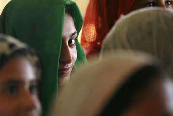 Ανθρωπιστική βοήθεια των ΗΠΑ στο Πακιστάν ενώ συνεχίζονται οι συγκρούσεις στο Σουάτ