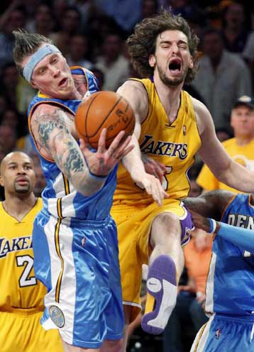 Σούπερ ντέρμπι με νικητές τους Λέικερς, 105-103 τους Νάγκετς