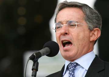 Με τρίτη συνεχόμενη θητεία «φλερτάρει» και ο πρόεδρος της Κολομβίας