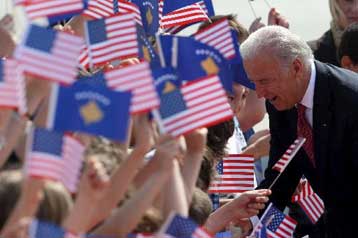 Θριαμβευτική υποδοχή για τον Τζο Μπάιντεν στο Κοσσυφοπέδιο