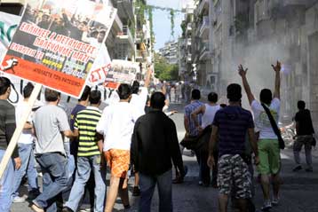 Πορεία μεταναστών που καταγγέλλουν ότι αστυνομικός έσκισε το Κοράνι