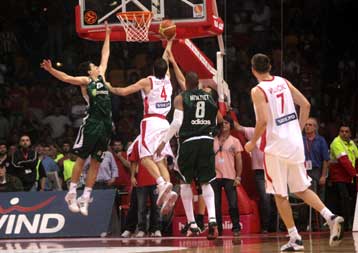 Αλμα τίτλου μέσα στο ΣΕΦ έκανε ο Παναθηναϊκός, 69-67 τον Ολυμπιακό