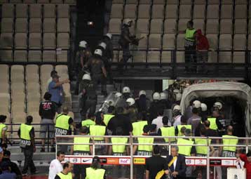 «Καίει» το φύλλο αγώνα τον Ολυμπιακό, επεισόδια και συλλήψεις