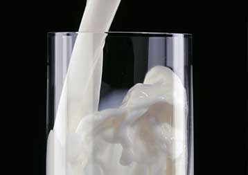 Μειώσεις τιμών στο φρέσκο γάλα και από τις εκπτωτικές αλυσίδες