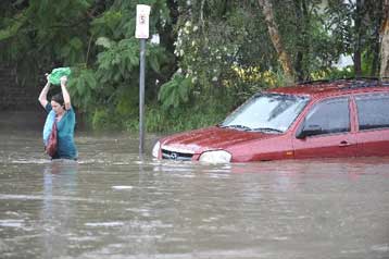 Σφοδρές βροχοπτώσεις «βύθισαν» πόλεις και χωριά στην Αυστραλία