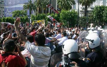 Επεισόδια στο κέντρο της Αθήνας κατά τη διαδήλωση μουσουλμάνων μεταναστών