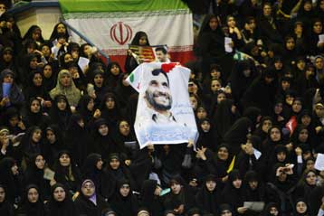 Στη μάχη της επανεκλογής ο Ιρανός πρόεδρος με ομιλία σε υψηλούς τόνους