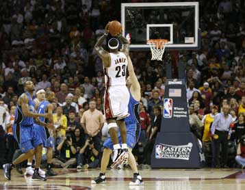 Ο «μάγος» ΛεΜπρόν Τζέιμς νίκησε τους Ορλάντο Μάτζικ