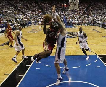 Παρά τους 41 πόντους του ΛεΜπρον οι Μάτζικ έκαναν τα… μαγικά τους