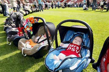 Σάλος στη Γερμανία για τηλεπαιχνίδι, όπου γονείς αφήνουν τα μωρά τους σε εφήβους