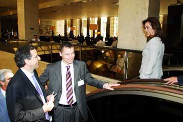 Μηνύματα, προτάσεις και ένα τετ-α-τετ στο συνέδριο του Economist