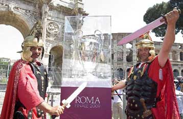 Στη Ρώμη τα βλέμματα του ποδοσφαιρικού πλανήτη